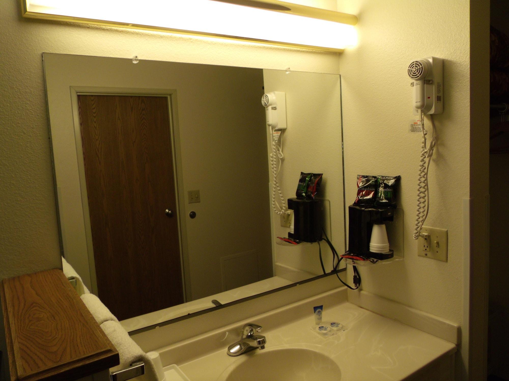 Americas Best Value Inn & Suites Harrisonville Exterior foto